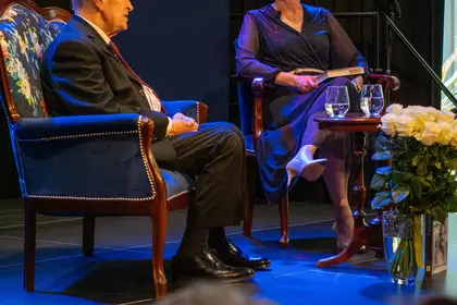 Zbliżenie na rozmowę Anny Machowskiej z profesorem Waszyńskim.