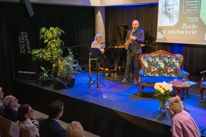Muzycy podczas występu na scenie Leszczyńskiej Galerii Książki.