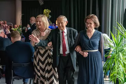 Edmund Waszyński wychodzi z sali w towarzystwie dwóch kobiet.
