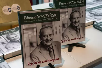 Egzemplarze książki „Życie w zachwycie” Edmunda Waszyńskiego.