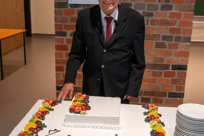Edmund Waszyński przy okolicznościowym torcie po spotkaniu autorskim.
