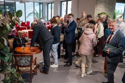 Czytelnicy rozmawiają z Edmundem Waszyńskim podczas podpisywania książek.