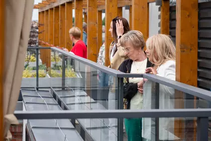 Goście zwiedzają Czytelnię Letnią na dachu Leszczyńskiej Galerii Książki.