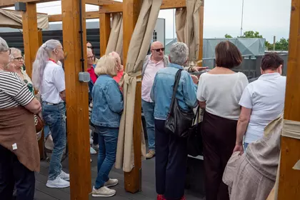 Dyrektor Andrzej Kuźmiński oprowadza gości po tarasie na dachu biblioteki.