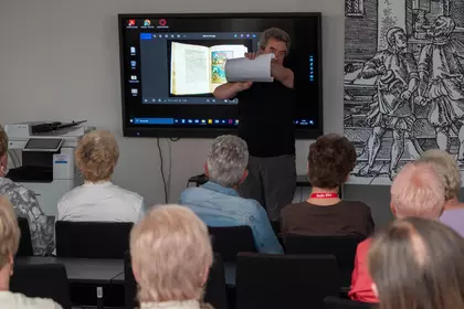 Andrzej Przewoźny prezentuje zdigitalizowane zabytkowe zbiory biblioteki.
