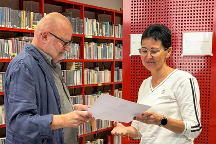 Dyrektor biblioteki rozmawia z uczestniczką wydarzenia.