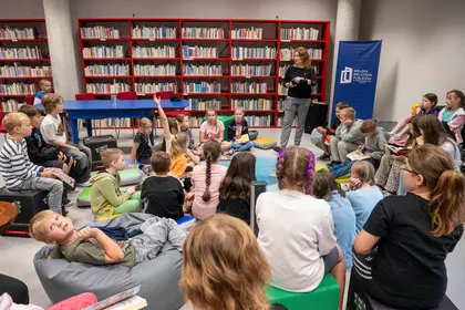 Dzieci podczas spotkania czytelniczego w leszczyńskiej bibliotece.