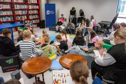 Wspólne czytanie książek podczas ogólnopolskiej akcji czytelniczej.