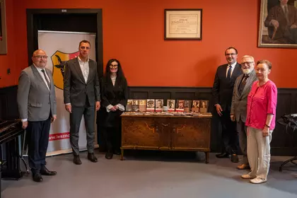 Członkowie Rady Biblioteki na wspólnym zdjęciu przy publikacjach serii