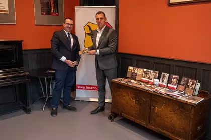 Wręczenie publikacji podczas posiedzenia Rady Biblioteki