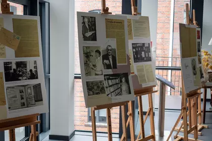 Wystawa poświęcona historii Powiatowej Biblioteki Publicznej w Lesznie