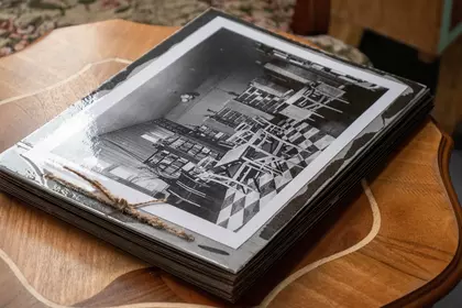 Album ze zdjęciami dawnej siedziby biblioteki na stoliku