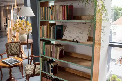 Aranżacja wystawy z książkami i pamiątkami bibliotecznymi