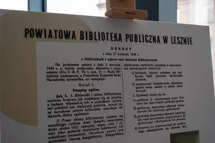 Plansza wystawy prezentująca początki biblioteki powiatowej