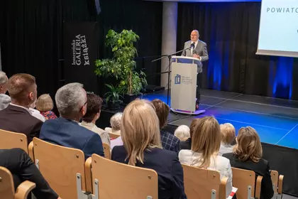Dyrektor biblioteki przemawia podczas uroczystości jubileuszowej