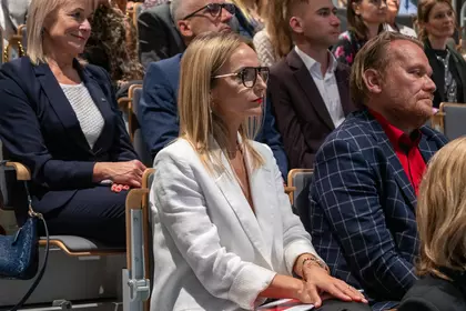 Uczestnicy jubileuszu słuchają wystąpień w sali widowiskowej