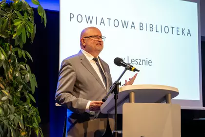 Dyrektor biblioteki przemawia ze sceny podczas jubileuszu