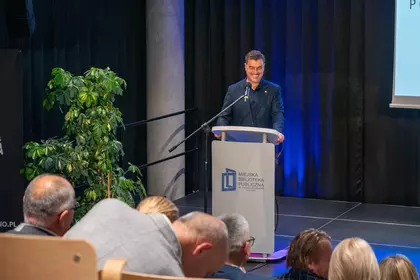 Gość przemawia podczas uroczystości jubileuszowej
