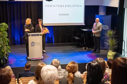 Przedstawicielki samorządu składają gratulacje bibliotece