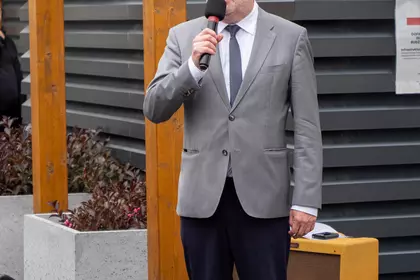 Dyrektor biblioteki przemawia podczas jubileuszowego spotkania na tarasie.