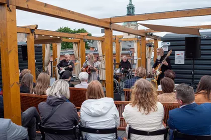 Koncert na tarasie biblioteki zgromadził licznie przybyłych gości.