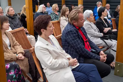 Publiczność słucha koncertu zorganizowanego z okazji jubileuszu.