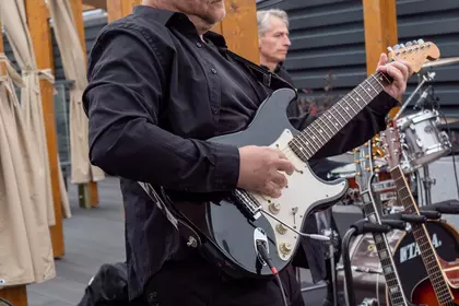 Gitarzysta podczas koncertu jubileuszowego biblioteki.