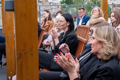 Publiczność nagradza artystów brawami po występie.