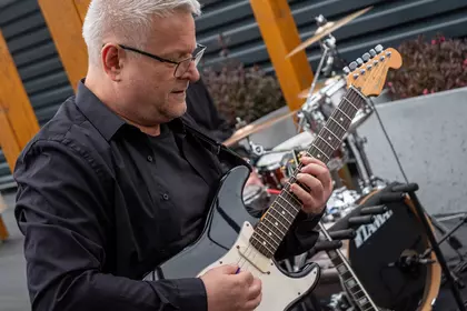 Gitarzysta wykonuje solową partię podczas koncertu.