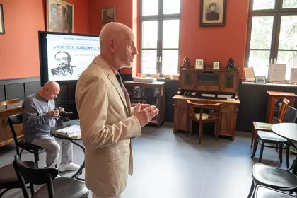 Prelegent prowadzi wykład dla młodzieży w Leszczyńskiej Galerii Książki.