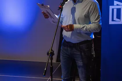 Prowadzący otwiera III Warsztat Film Festiwal na scenie LGK.