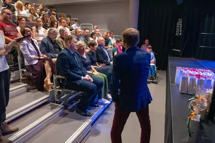 Prowadzący otwiera III Warsztat Film Festiwal na scenie LGK.