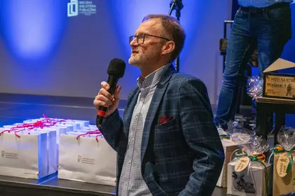 Wojciech Otto rozmawia z uczestnikami festiwalu.