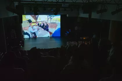 Projekcja jednego z filmów konkursowych na dużym ekranie.