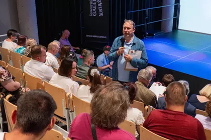 Członek jury omawia prezentowane filmy konkursowe.