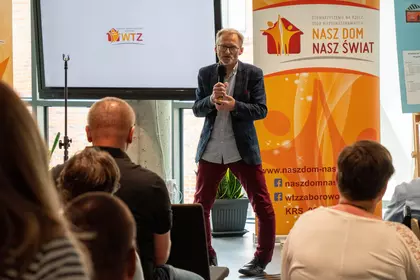 Organizator przemawia do zgromadzonych gości.