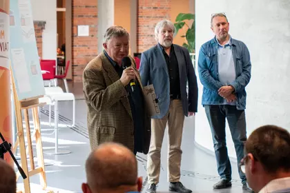 Mieczysław Hryniewicz przemawia do uczestników wydarzenia.