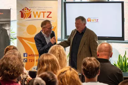 Uczestnicy i organizatorzy podczas podsumowania festiwalu.