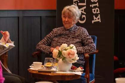 Hanna Czerwińska opowiada o losach swojej prababki podczas spotkania.