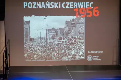 Slajd prezentacji poświęconej Poznańskiemu Czerwcowi 1956 wyświetlany na ekranie.
