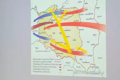 Slajd prezentacji przedstawiający powojenne zmiany granic i przesiedlenia ludności.