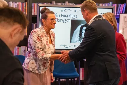 Wręczenie gratulacji podczas uroczystości Jubileuszu Par Małżeńskich w Bibliotece Ratuszowej.