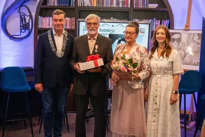 Jubilaci pozują do pamiątkowego zdjęcia z przedstawicielami władz miasta.