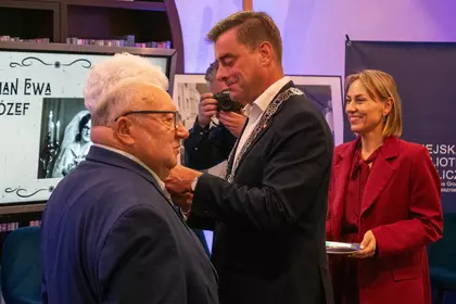 Odznaczenie Medalem za Długoletnie Pożycie Małżeńskie podczas uroczystości.