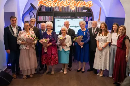 Wspólne zdjęcie jubilatów oraz organizatorów wydarzenia.