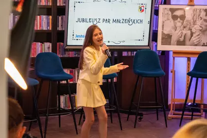 Młoda wokalistka występuje podczas Jubileuszu Par Małżeńskich.