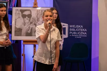 Uczennica śpiewa dla jubilatów podczas części artystycznej.