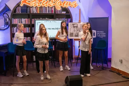 Zespół młodych wokalistek prezentuje program muzyczny.