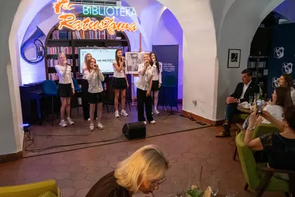 Występ wokalny młodzieży dla uczestników jubileuszu.