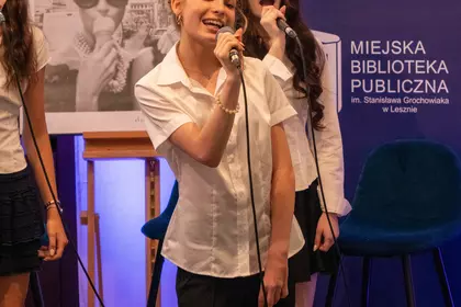 Młode artystki prezentują program muzyczny na scenie.